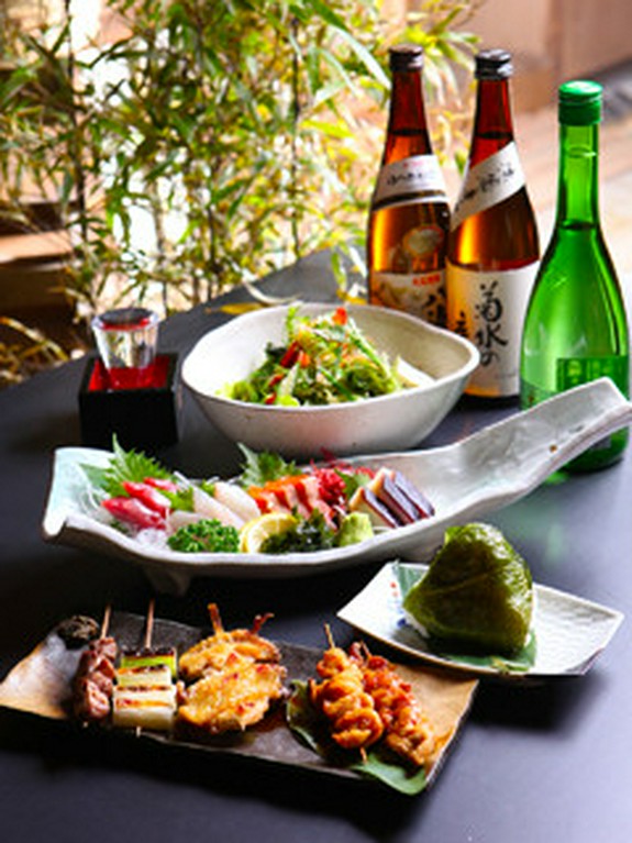昭和レトロな空間で美味なお酒とお料理を楽しめます！