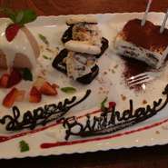 ご予約の際に、記念日や誕生日、何のお祝いか、などをお知らせください。
メイン付のコースのデザートがデラックスになります。Happy Birthdayなどチョコレートの文字でデコレーションいたします。