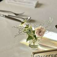 二人きり過ぎないリラックスしたムードでのお食事をお楽しみ頂けます。
この店だけの料理ばかりなので、メニューを選ぶ際迷いましたら、ボリュームや味の感じなどご相談ください。