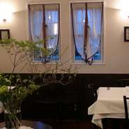 オープンなスペースながら、隣と距離があるように席がセッティングされています。大人が落ち着いて食事できるイタリアンレストラン。良き日が思い出に残りますように、良いワインと良い料理にてお待ちしております
