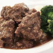 秋田牛は秋田県産の黒毛和牛です。
ブロード、赤ワイン
炒めた野菜と少量のトマトで煮込みました。
ゼラチン質がトロトロになり
肉が柔らかくとてもおいしい料理になりました。
4人で食べやすく盛り込んであります。