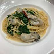 ぷっくりと入れをしたカキに
今が旬のたっぷりと甘さを含んだ
肉厚のちぢみほうれん草をふんだんに合わせて
シンプルなガーリックオイルソースで仕上げました。
美味しいラサラ冬パスタの1品です。