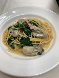 スパゲッティ　カキとちぢみほうれん草のガーリックオイルソース