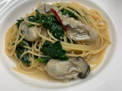 スパゲッティ　カキとちぢみほうれん草のガーリックオイルソース