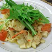 香ばしく焼き上げた天使の海老とホタテの旨みをガーリックオイルのソースと、しょっつるを風味程度に練り込んだ自家製の手打ちパスタがしっかりと美味しさを受け止めてくれている
ラサラ定番のパスタの1品です。