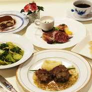 ～メイン料理迄のランチコース～
前菜、パスタ（チョイス）、メイン（お魚ｏｒお肉）、デザート、コーヒー等
写真は4,730円(税込)