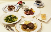 ~メイン料理迄のランチコース~
前菜、パスタ(チョイス)、メイン(お魚orお肉)、デザート、コーヒー等
写真は4,730円(税込)