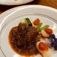 　ディナーのコース料理を
　　　ランチタイムにもお楽しみ頂けます。
　　　　　(要予約)

　　・前菜の盛り合わせ 
　　・季節のスープ 
　　・パスタ (2種)
　　・メイン料理 (お肉 or お魚)
　　・デザート盛り