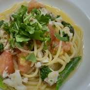 ～デザート迄お楽しみ頂けるパスタコース～
前菜、パスタ(チョイス)、デザート(黒板メニューからチョイス)、コーヒー等
写真は2,460円(税込)