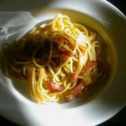 ～それぞれに個性を持った13～15種のパスタから選ぶことができます～
前菜、パスタ（チョイス）、コーヒー等
写真はカルボナーラ 1,800円（税込）