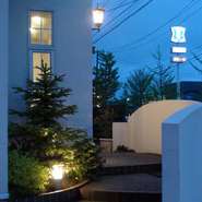 交差点の角側に玄関があります