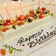 ホールケーキをデラックスな盛付けで。
写真は８名様用です。
３日前のご予約にて承ります。
