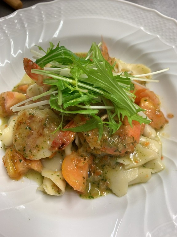 メインディッシュにお魚とお肉の両方がついた、
リッチなフルコースです。
お祝いの際に是非どうぞ。