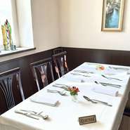 テーブルのレイアウトは会の趣旨や参加人数によって工夫します。