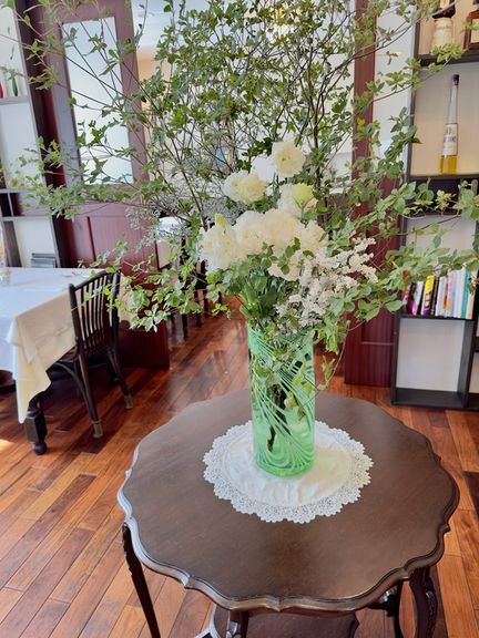 季節の生花が良い日を彩ります。