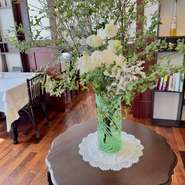 ホールにも生花を数多く飾り、
癒される空間に演出されております。