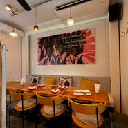 白い壁にアートが映える、繁華街から少し離れた隠れ家空間。食通も通う上質な料理と、幅広くそろうワインを楽しめます。大人の女子会にもおすすめです。