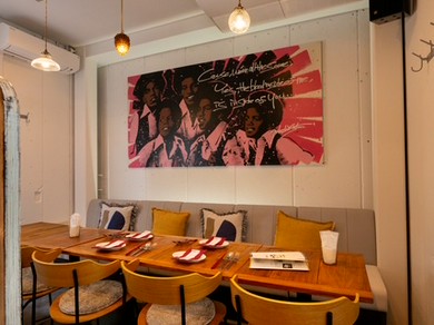 白い壁にアートが映える大人女子の隠れ家空間