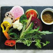 宮城や山形を中心にした農家さんの旬野菜を取り寄せ、アンチョビソースに浸して食べると野菜の旨味を堪能できる人気の一品。