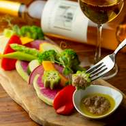 宮城や山形を中心にした農家さんの旬野菜を取り寄せ、アンチョビソースに浸して食べると野菜の旨味を堪能できる人気の一品。