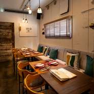 白を基調にした木の温もりあふれるスタイリッシュで落ち着いた雰囲気は、デートに最適です。美味な料理とお酒に舌鼓を打ちながら、深まる二人の時間をお過ごしいただけます。
