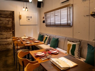 スタイリッシュな空間で、楽しい二人のひとときを