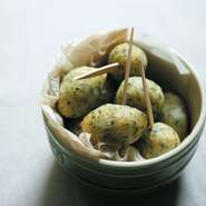 ピザ生地に生海苔を加えた揚げピッツァ。もっちりとした食感と、ほのかな磯の香りがクセになる味わい。