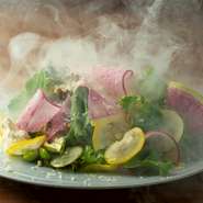 旬の彩り野菜に燻製をし、チーズのコクとナッツのアクセントが食欲をかきたてる一品。
Sサイズ　1,100円　Mサイズ 1,870円