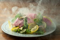 旬の彩り野菜に燻製をし、チーズのコクとナッツのアクセントが食欲をかきたてる一品。
Sサイズ　1,100円　Mサイズ 1,870円