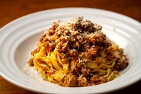 高清水KYOポーク肉をことことじっくり煮込んだ柔かいお肉とソースがキターラ（太麺）と絡んだ銀の一押し絶品パスタです。