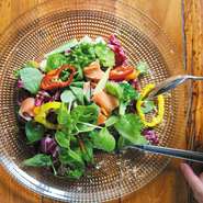 リピーター続出の旬の野菜を使った銀だけのオリジナル燻製サラダ。長時間燻したスモークサーモンの香りが一層食感を引き立たせます。
（Regular）1540