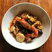 新鮮魚介の旨みをトマトソースに閉じ込めた漁師風パスタ