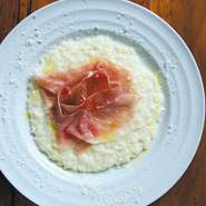 濃厚でコクのあるチーズが抜群の引き立ち！たっぷりとチーズが入った、まろやかな味わいのリゾットです。
プラス440円で生ハムを付けられます。