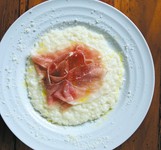 濃厚でコクのあるチーズが抜群の引き立ち！たっぷりとチーズが入った、まろやかな味わいのリゾットです。
プラス440円で生ハムを付けられます。