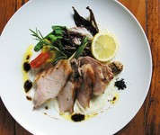 県内では１週間に多くて５頭しか用意することのできない希少豚。豚の旨味を引き出す絶妙な火加減がジューシーで甘みを感じる味わいに。炭塩でお肉本来の味を楽しめます
2,090円 200g   2,860円 300ｇ  3,740円 400ｇ