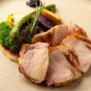 県内では１週間に多くて５頭しか用意することのできない希少豚。豚の旨味を引き出す絶妙な火加減がジューシーで甘みを感じる味わいに。炭塩とレモンでお肉本来の味を楽しめます。