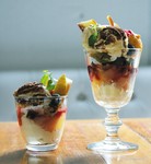 ケーキやティラミス、ジェラートなど旬の果物を盛り合わせた人気のパフェ！
程よいサイズのシメパフェ1,430円と大満足なボリュームのご褒美パフェ2,530円
