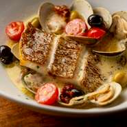 宮城県の市場から届く鮮魚をアサリとトマトとオリーブでシンプルに煮たお魚料理。素材から出る旨味を凝縮したソースは絶品！バケットを浸して最後まで味わえます。
Sサイズ￥2,530　　Mサイズ￥3,960