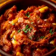 当店の人気メニューのひとつ、牛の第2の胃袋（トリッパ）。ことことじっくりと丁寧に煮込んだ柔かいトリッパです。一度食べたらやみつきになること間違いなし。トリッパにはバケットが相性抜群！