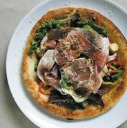 イタリアンの定番のひとつ『ピッツァ』も何種類か用意。ふんわりモチモチの食感をお楽しみください