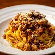 画像の『ミートソースパスタ』やお酒に相性の良い『海苔と柚子胡椒のパスタ』など、魅力的なパスタが揃う。