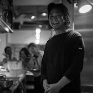 「祖父の時代から続く【丸銀食堂】　を受け継ぎ、継承し続けたい」と語るのは、料理本執筆や料理教室開催などでも活躍するシェフ歴２２年の山崎博史オーナーシェフ。エコール辻東京を卒業後、東京広尾【アクアパッツァ】　や六本木【オステリア】　などイタリアンの名店を経て、2011年に【丸銀食堂】　をリニューアルオープンさせました。「気軽にイタリアンを楽しんでほしい」と語る山崎シェフの逸品を、お楽しみください。

