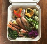 ジャンボソーセージ、海老の香草パン粉焼き、フリッタータ(洋風オムレツ)、ピクルス、ブロッコリーマリネ

※前菜盛り合わせの中身は、その日の食材で変更になる場合もあります。