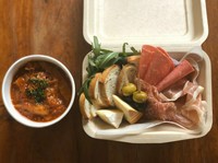 トリッパ、生ハム2種類、オリーブマリネ、バケット