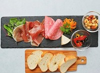 生ハムとサラミ各2枚、チーズ１種、オリーブマリネ、トリュフナッツ、薄切りバケット４枚が入る盛り合わせ。　