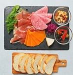 生ハムとサラミ各４枚、チーズ２種、オリーブマリネ、ピクルス、薄切りバケット６枚の付いた盛り合わせです。