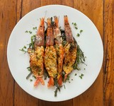 頭付きの大振りの海老にオリーブオイル、ピカンテオイル(辛味オイル)、ニンニク、香草を混ぜ炒った自家製パン粉をかけたオーブン焼き。