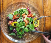 たっぷりフレッシュ野菜を豪快に盛合せます。
（Half)サイズ864円→1人～2人前
（Regular)サイズ1512円→3人～4人前
