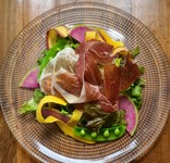 旬のお野菜と葉物野菜を彩りよく合わせ、自家製ドレッシングと生ハムの塩気が最高！
(Half)サイズ1人～2人前　972円
(Reguiar)サイズは3人～4人前　1728円