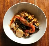 有頭海老、帆立、イカ、アサリ、ムール貝など
魚介の旨味がトマトソースに溶け込んだパスタ。バケットにソースをつけながら食べるとまた美味しい！